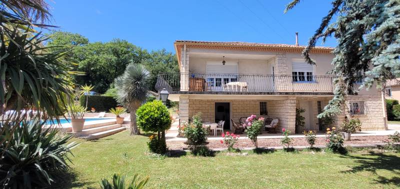 A vendre Pont Saint Esprit, proche centre ville et hôpital   Maison avec piscine et dépendance de 80m²