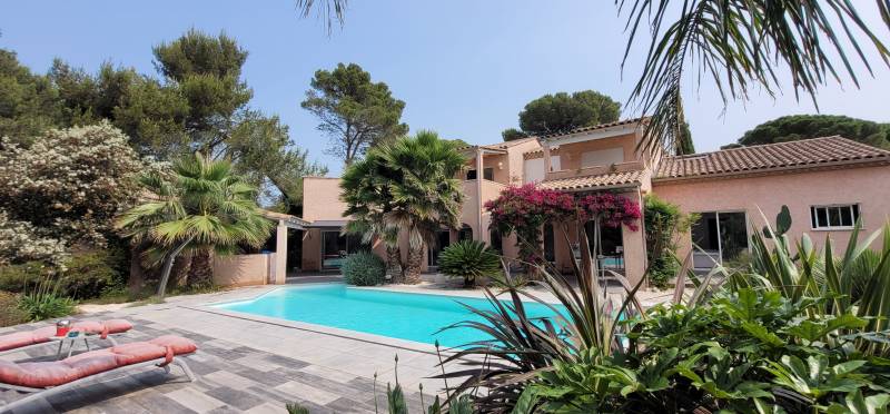 Maison avec piscine et jacuzzi - secteur recherché. A ETE VENDUE PAR NOS SOINS Nages et Solorgues  