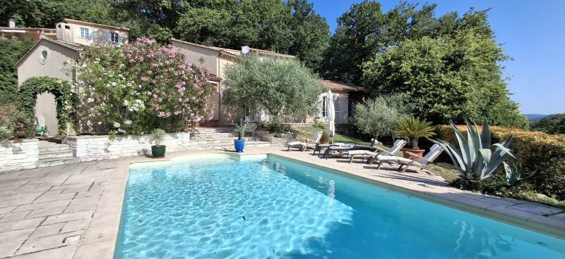 très belle villa à St Paul 3 Châteaux de 187m² Dans quartier très résidentiel et calme, Piscine, garage 4 chambres dont 3 de plain-pied