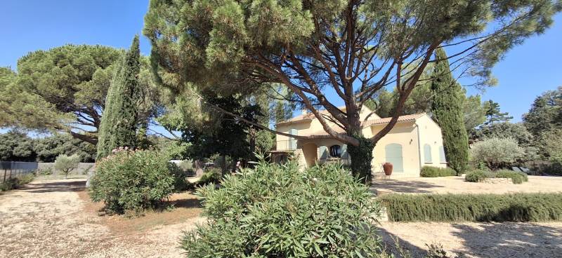 A vendre, EXCLUSIVITÉ agence, belle villa provençale  de 200m², 5 ch, avec des interieurs résolument contemporains! Drôme provençale, en campagne, non isolée Piscine, garage,