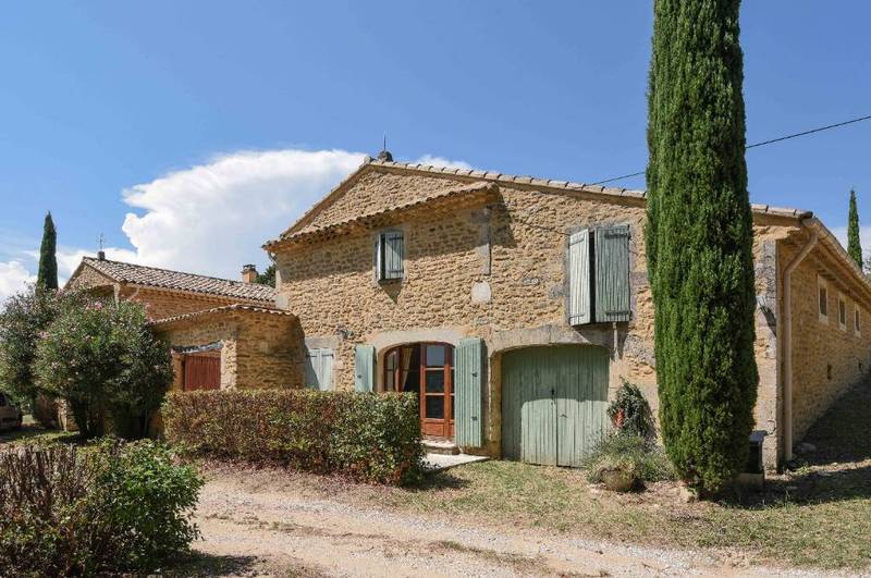 A vendre en pleine campagne  Nord Vaucluse belle ferme restaurée