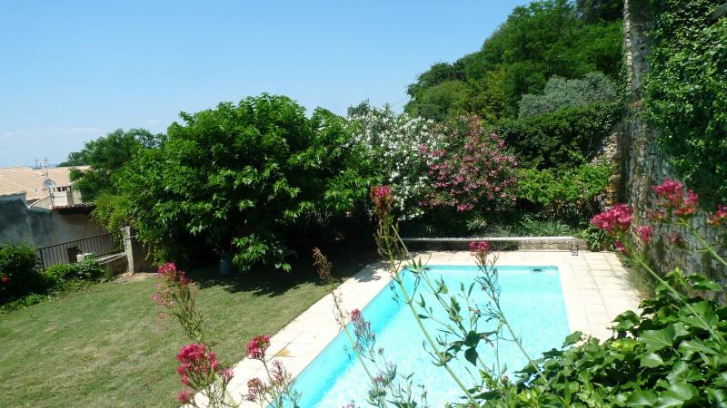 A vendre, Hôtel particulier du 15ème siècle Haut Vaucluse entre Bollène et Orange cour interieure,  terrasse, terrain et piscine