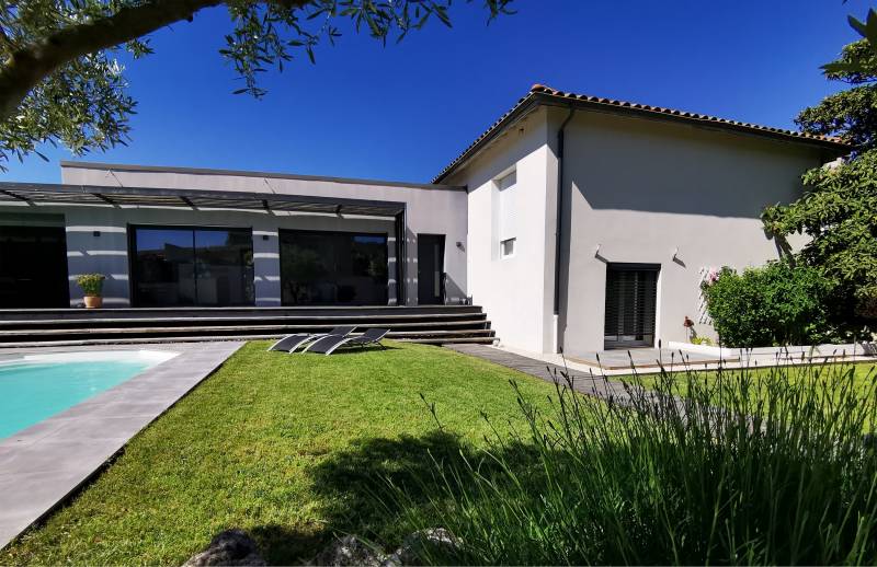 Jolie villa contemporaine centre ville Saint Paul Trois Châteaux VENDUE PAR NOS SOINS 5 chambres, avec piscine