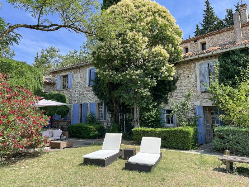 A vendre, Très beau Mas protégé par ses 23has de terrain. Drôme provençale, au Sud de Montélimar, Vue dominante, 2 piscines, dépendances 