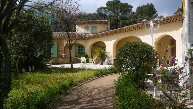 A vendre villa de bonne construction sur 5000m² de terrain clos   