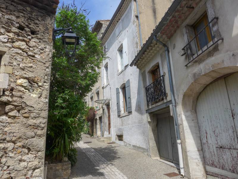 A vendre à Donzère, charmante Maison au coeur du village Dans une rue très calme, sur 3 niveaux 3 chambres, terrasse 