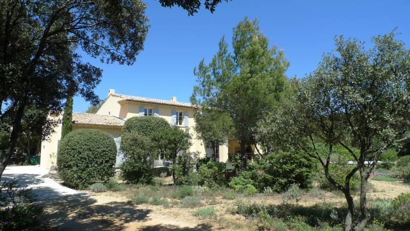 Réf : 4168 - A vendre, très belle réalisation de 179m², terrain, piscine et garage Dans quartier résidentiel St Restitut Calme, non isolée 