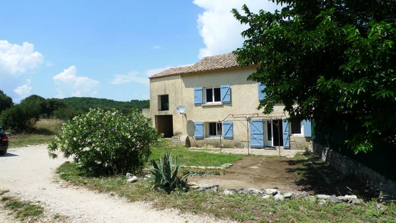 dans la campagne de la Garde Adhémar Corps de ferme à rénover de 110m² env. Calme, charme 