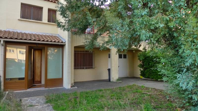 A vendre villa sur 2 niveaux proche centre ville Saint Paul Trois Châteaux jardin, cour , 4 chambres 