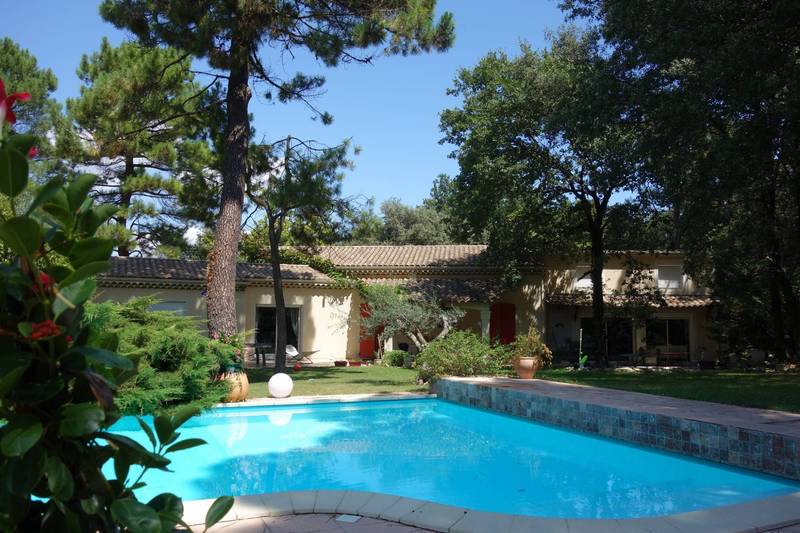 Belle villa avec piscine sur un terrain arboré- VENDUE PAR NOS SOINS