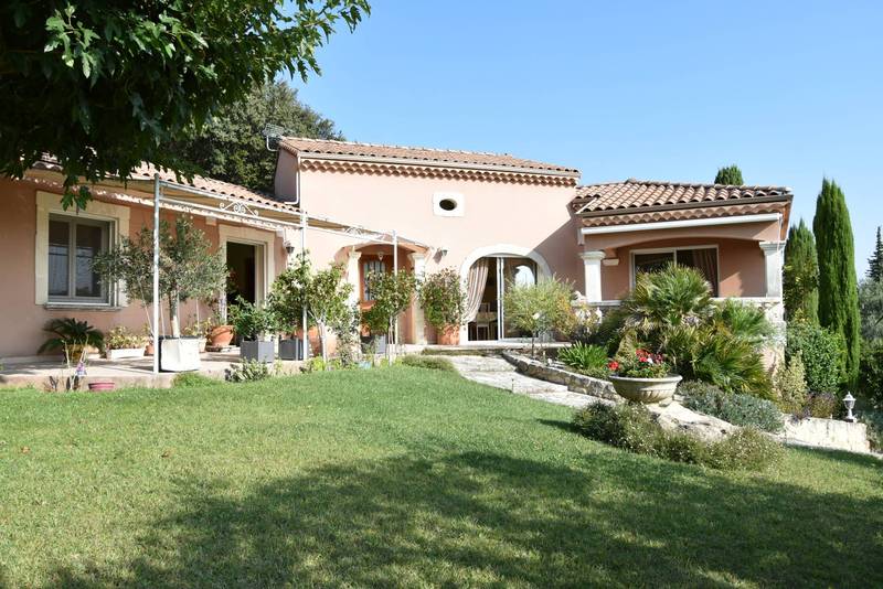 Villa en position dominante avec vue dégagée, à deux pas du centre-ville