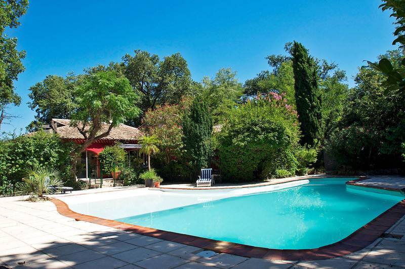 Villa à vendre Au  Nord de Bollene  belle villa d'architecte de 1983 avec 3600 m² de jardin Villa à vendre Au  Nord de Bollene  belle villa d'architecte de 1983 avec 3600 m² de jardin