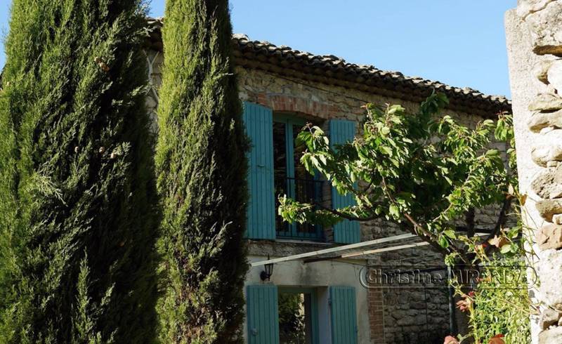 en pleine nature, dans jolie copropriété en pierre
