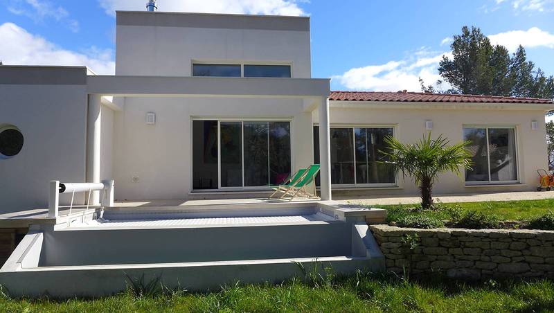 Villa contemporaine, dans quartier résidentiel