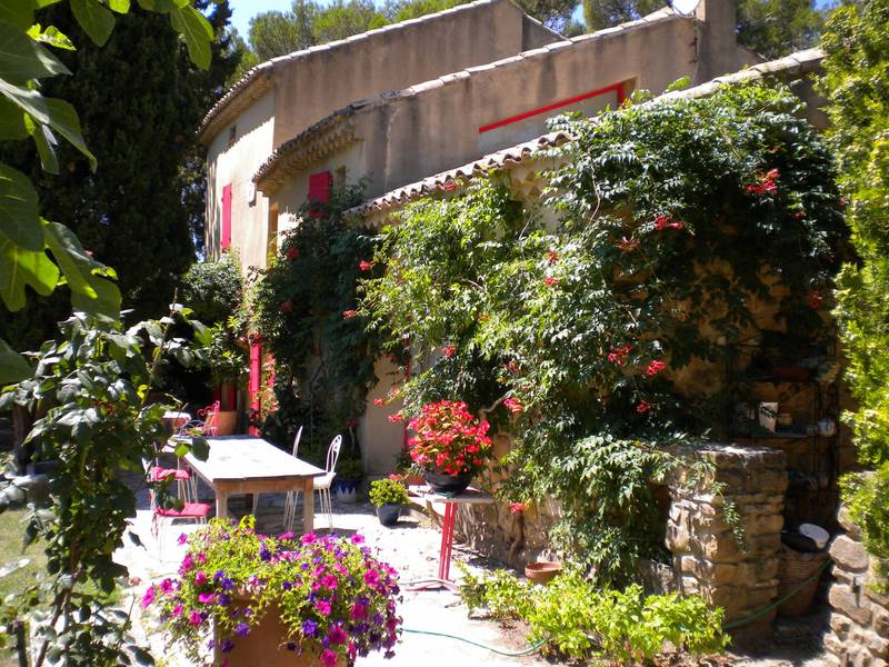 SECTEUR UCHAUX, à vendre une maison de caractère