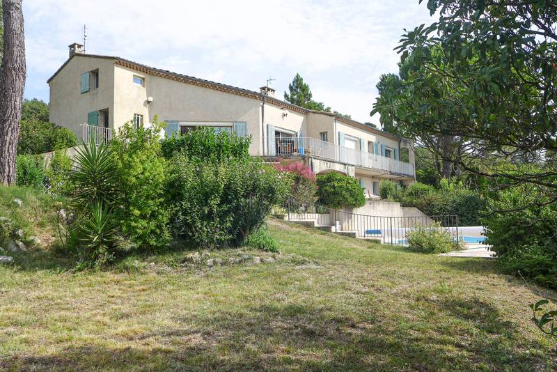 A 2 pas d'un joli village provençal