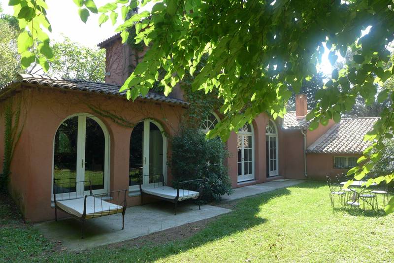 A 2 pas du centre ville d'Orange, dans quartier résidentiel ravissante villa à vendre