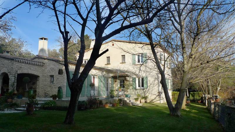 Maison de Caractère Haut Vaucluse salon de 58m² Maison de Caractère Haut Vaucluse En campagne, vue dégagée salon de 58m²