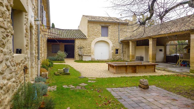 Dans l'un de nos charmants villages de la Drôme Provençale, très beau mas de village rénové avec charme et authenticité
