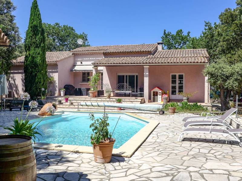 DANS BEL ENVIRONNEMENT, AU CALME