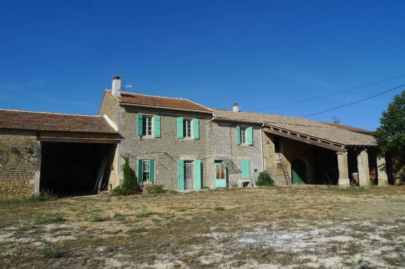 En Provence, avec vue dégagée sur la campagne environnante et le Mont Ventoux Suze La Rousse  