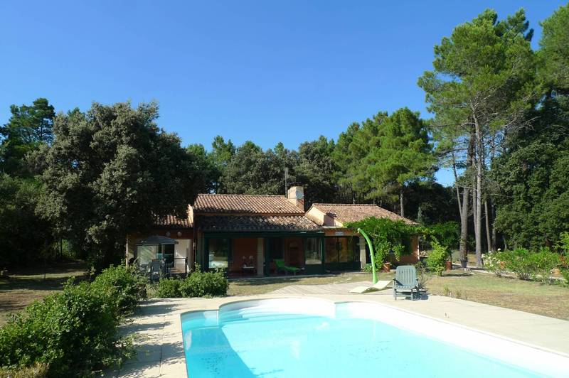 Dans le Haut Vaucluse, au sein d'un entretien exceptionnel très belle villa de plain pied