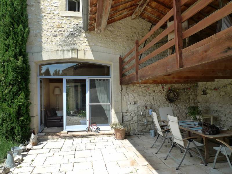 Dans copropriété de charme, au calme, secteur Grignan, piscine, terrain partagés