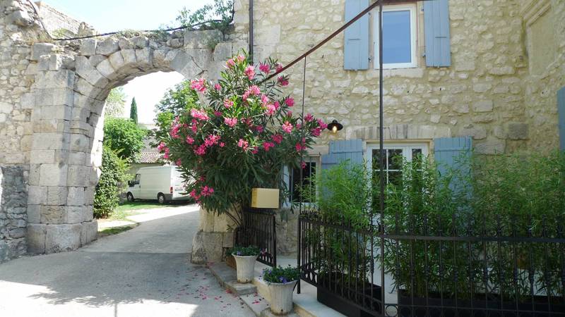 Maison de village restaurée à vendre à La Garde Adhémar 