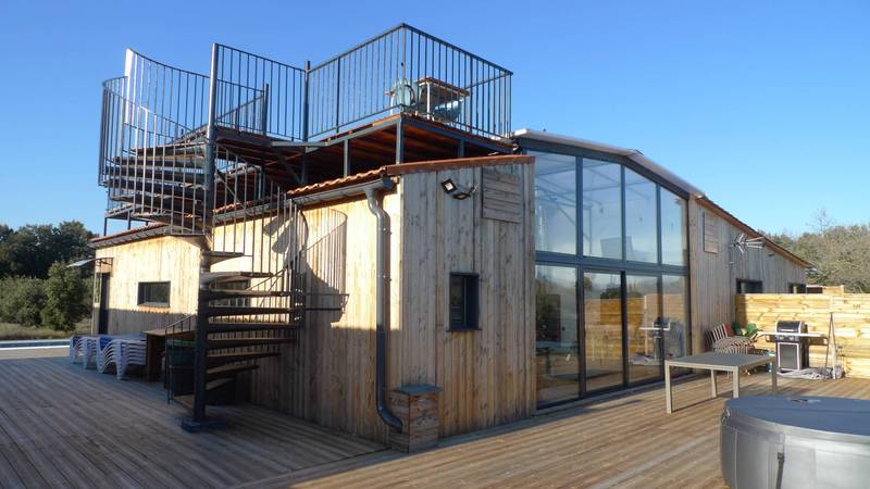 Atypique, Contemporaine, habillée de bois,  propriété idéale pour y faire de l'accueil