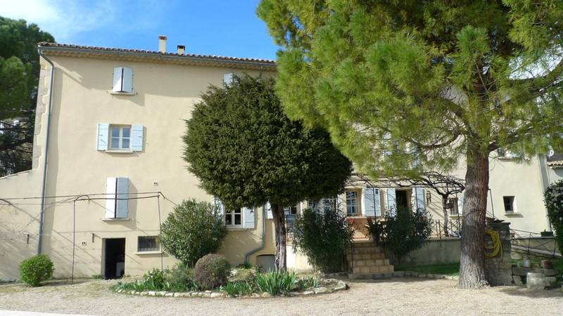 Enclave des Papes, au coeur d'un village, Mas de famille, jardin, piscine et garage