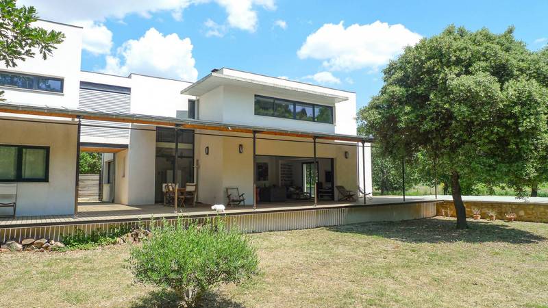 réalisation contemporaine à vendre on vit dehors, dedans ....