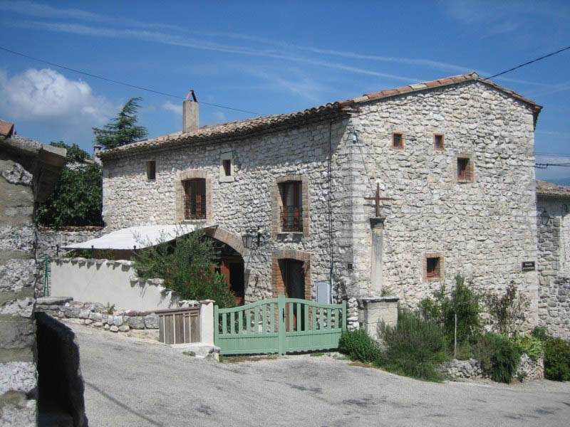 Maison de Village A 2 pas de Grignan maison en pierres apparentes Maison de Village A 2 pas de Grignan salle sous bois maison en pierres apparentes